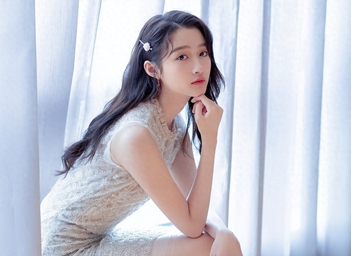 关晓彤事件升级！继坑骗1807万后，更多黑料被扒，鹿晗再度被牵连