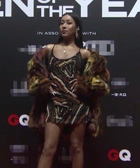女明星楼梯跌倒_GQ盛典红毯灯光问题_女明星红毯着装挑战